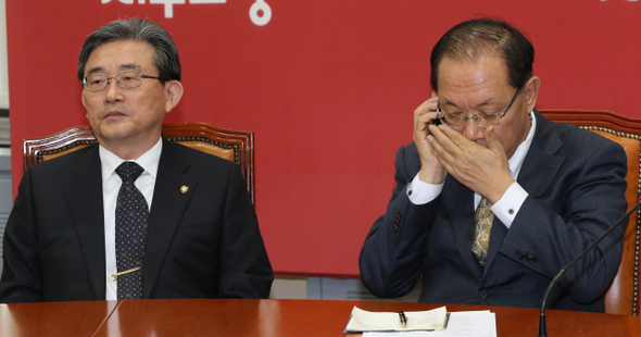 황우여 새누리당 대표가 21일 오전 국회에서 열린 최고위원회의 도중 걸려온 전화를 받고 있다. 왼쪽은 이한구 원내대표.   강창광 기자 chang@hani.co.kr