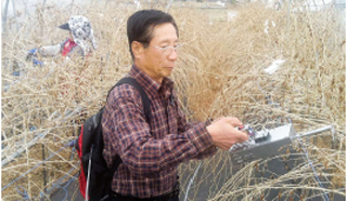윤의로(70·충남 청양군 운곡면)씨는 20일 손수 제작한 구기자 수확기계 작동법을 설명하며 흐뭇해했다.