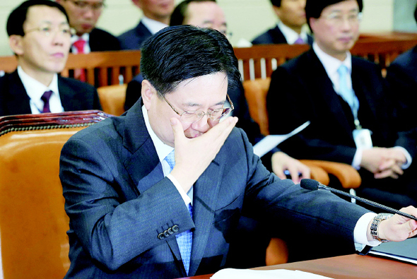 김덕중 국세청장 후보자가 25일 국회 기획재정위원회의 인사청문회에서 답변을 위해 자료를 보면서 안경을 고쳐쓰고 있다. 이정우 선임기자 woo@hani.co.kr