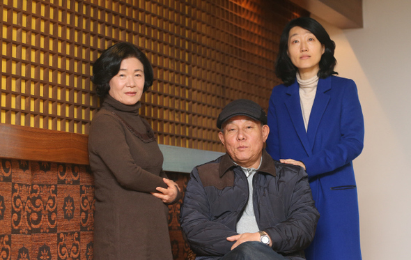 창극 <서편제>의 연출가 윤호진(가운데), 선곡 및 송화역을 맡은 안숙선(왼쪽), 대본을 쓴 김명화가 20일 오후 서울 중구 장충동 국립극장에서 작품에 대해 이야기를 나누고 있다. 신소영 기자 viator@hani.co.kr