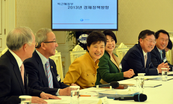 박근혜 대통령이 28일 청와대에서 열린 경제정책점검회의에 앞서 참석자들과 인사하며 웃고 있다. 청와대사진기자단