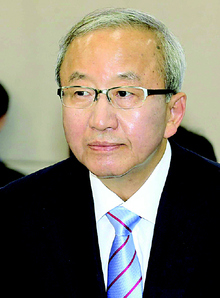 현오석 경제부총리 후보자가 13일 오전 국회 기획재정위원회에서 열린 인사청문회에 출석해 자리에 앉고 있다. 이정우 선임기자 woo@hani.co.kr