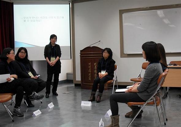 지난 2월22일 ’회복적 정의 조정자 프로그램’에 참가한 참가자들이 서로 역할을 정해 실제 학교폭력 사건 조정과정을 재연하고 있다.  갈등해결센터 제공