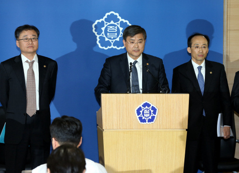 서승환 국토교통부 장관(왼쪽 둘째)이 1일 오후 서울 종로구 세종로 정부서울청사 종합브리핑룸에서 부동산대책을  발표하고 있다. 왼쪽부터 이경옥 안전행정부 2차관, 서 장관, 추경호 기획재정부 1차관. 김태형 기자 xogud555@hani.co.kr