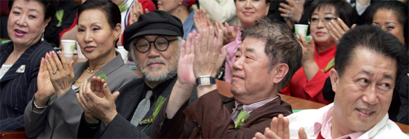 2006년 5월 서울 여의도 국회 헌정기념관에서 열린 가수협회 창립식을 겸한 토론회에서 가수 박상규(오른쪽 둘째)씨 등 참석 원로 가수들이 손뼉을 치고 있다. <한겨레> 자료사진