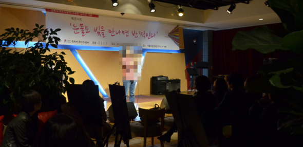 지난달 28일 저녁 서울 마포구 동교동의 한 카페에서 열린 친족성폭력 ‘생존자’ 은수연씨의 수기 <눈물도 빛을 만나면 반짝인다> 북콘서트 현장. 무대에 오른 은씨가 청중들과 이야기를 나누고 있다. 한국성폭력상담소 제공