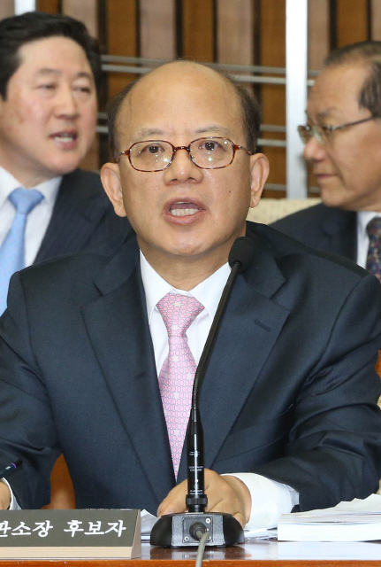 박한철 헌법재판소장 후보자가 8일 국회에서 열린 인사청문회에서 답변을 하는 동안 청문회장을 방문한 황우여 새누리당 대표와 유기준 새누리당 최고위원이 박 후보자 뒤에 앉아 이야기를 나누고 있다. 신소영 기자 viator@hani.co.kr