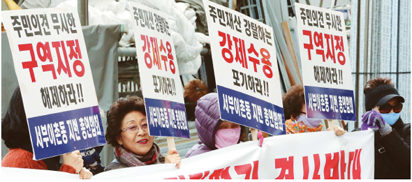 서울 용산구 서부이촌동 주민과 참여연대, 민주사회를 위한 변호사모임 회원들이 10일 오전 용산구 이촌2동 철도정비창 앞에서 용산국제업무지구 개발사업 청산과 관련해 서울시·코레일·국토교통부의 행정에 대한 감사원 공익감사 청구 기자회견을 하고 있다. 김태형 기자 xogud555@hani.co.kr