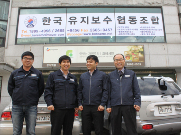 한국유지보수협동조합을 설립한 조합원들이 10일 서울 강서구 공항동 사무실 앞에서 웃는 표정을 짓고 있다. 맨 오른쪽이 김희범 대표.