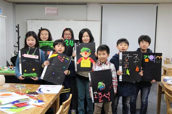 지난 9일 서울 종로구 사비나미술관 교육프로그램 ‘나만의 창의적인 포트폴리오 만들기’에 참가한 아이들이 자신이 만든 포트폴리오를 들고 서 있다.