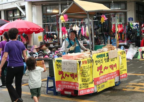 흥겨운 정선오일장. 한 상인이 옛날 가락엿을 파는 모습.