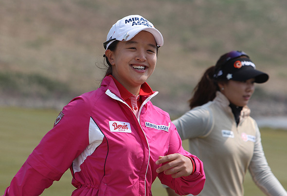 극적인 막판 역전 이글 퍼팅을 성공시키고 우승을 차지한 김세영이 환하게 웃으며 그린을 내려 오고 있다. 이길우 기자