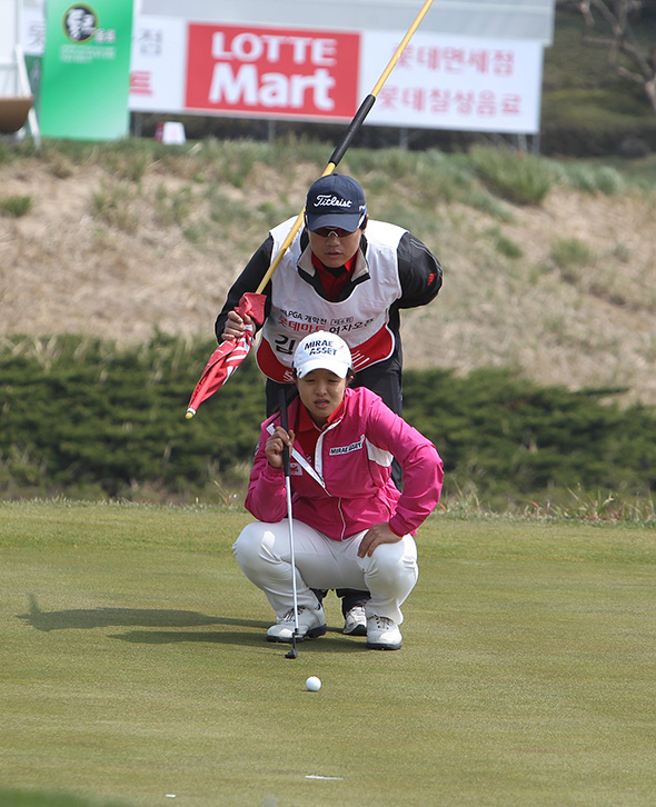 역전 이글 퍼팅을 남겨 놓은 김세영이 캐디와 함께 퍼팅 라인을 자세히 살펴 보고 있다. 이길우 기자