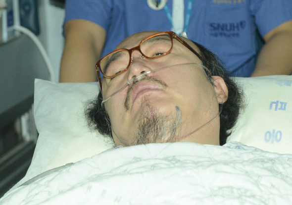 <b>또 ‘병상 출석’</b> 항소심 선고공판에서 징역 3년에 벌금 50억원을 선고받은 김승연 한화그룹 회장이 15일 오후 구급차에 누워 서울 서초구 서울고등법원을 나오고 있다.
공동취재사진