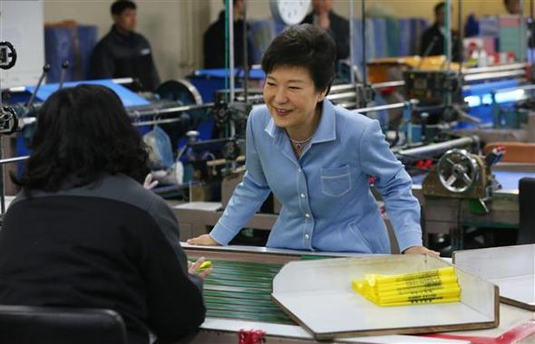 박근혜 대통령이 16일 오전 경기도 파주시의 장애인 직업재활시설인 ‘에덴하우스’를 방문해 작업자와 이야기를 나누고 있다.  강창광 기자 chang@hani.co.kr
