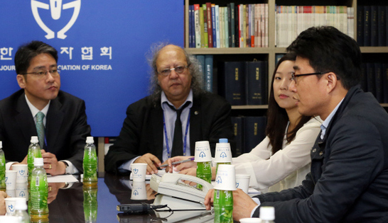 세계기자대회에 참석하기 위해 방한한 짐 보멜라 국제기자연맹 회장(왼쪽 둘째)이 16일 오전 서울 태평로 한국기자협회 회의실에서 노종면 전 <와이티엔>(YTN) 노조위원장 등 해직 언론인들을 만나고 있다. 
 신소영 기자 viator@hani.co.kr