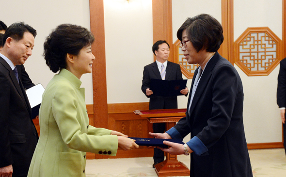 박근혜 대통령이 17일 청와대 접견실에서 자질논란에 휩싸인 윤진숙 해양수산부 장관에게 임명장을 주고 있다. 청와대사진기자단