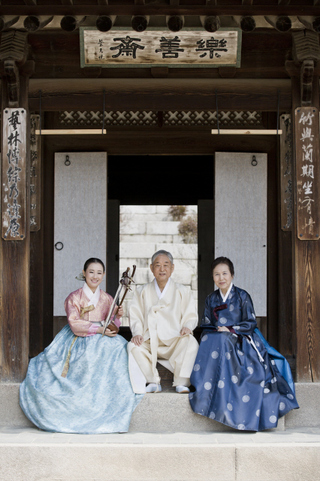원로 연극배우 박정자(71·오른쪽)씨, 황병기(77·가운데) 가야금 명인, 해금 연주자 강은일(46·왼쪽)씨