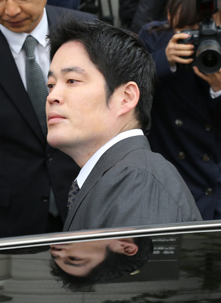 국회 국정감사와 청문회에 불출석한 혐의로 기소된 정용진 신세계그룹 부회장이 18일 오전 서울 서초동 서울중앙지법에서 열린 선고공판을 마친 뒤 차에 오르고 있다. 법원은 정 부회장에게 벌금 1500만원을 선고했다.  박종식 기자 anaki@hani.co.kr