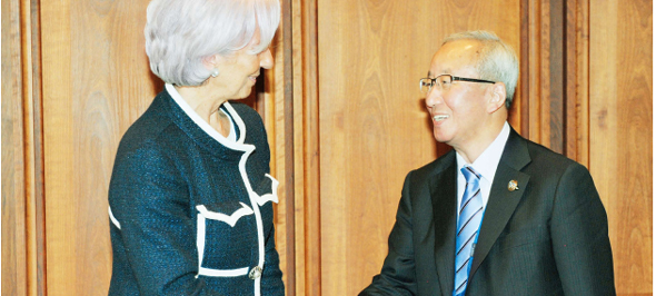 주요 20개국(G20) 재무장관·중앙은행총재 회의 참석차 미국 워싱턴을 방문중인 현오석 부총리 겸 기획재정부 장관(오른쪽)이 18일 오후(현지시각) 크리스틴 라가르드 국제통화기금(IMF) 총재와 만나 인사를 나누고 있다. 워싱턴/기획재정부 제공