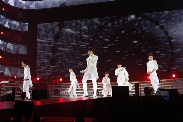 아이돌 그룹 투피엠(2PM)이 20일 일본 도쿄돔에서 공연하고 있다. 투피엠은 두 차례 공연에 11만 관객을 모았다. 제이와이피엔터테인먼트 제공