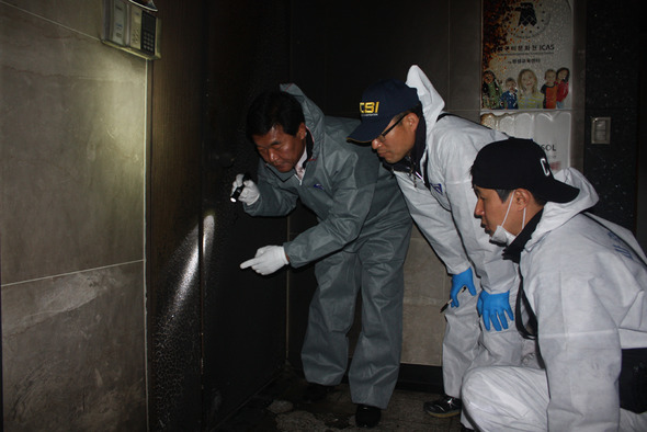 22일 낮 12시께 국립과학수사연구원에서 나온 직원들이 불이 난 대구시 수성구 만촌1동 ㄱ빌딩 3층에서 현장 감식을 벌이고 있다. 김일우 기자