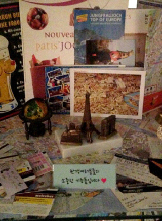 음악극 <유럽블로그>는 유럽여행 기념품을 기증하는 관객들에게 30%의 할인을 해준다. 씨제이이앤엠 제공