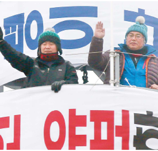박석용 전국보건의료산업노동조합 진주의료원 지부장(오른쪽)이 지난 17일 경남도청 별관 철탑 위에서 고공농성을 벌이고 있다. 왼쪽은 강수동 민주노총 진주지부장.  창원/정용일 <한겨레21> 기자 <A href="mailto:yongil@hani.co.kr">yongil@hani.co.kr</A>