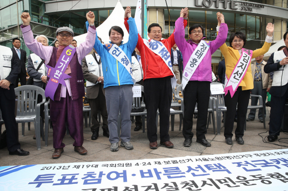 서울 노원병 재선거에 출마한 후보자들이 투표일을 하루 앞둔 23일 오전 롯데백화점 노원점 들머리에서 공명선거실천시민운동협의회 주최로 열린 ‘투표참여ㆍ바른 선택 전국캠페인’에 참석해 손을 마주 잡고 있다. 왼쪽부터 나기환 무소속, 안철수 무소속 후보, 유원옥 공명선거실천시민운동협의회 상임대표, 허준영 새누리당, 정태흥 통합진보당, 김지선 진보정의당 후보.  김봉규 기자 bong9@hani.co.kr