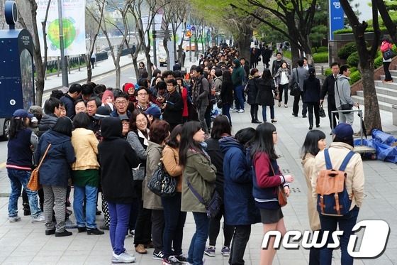 가수 조용필이 10년 만에 발표한 19집 앨범 ‘헬로‘가 발매된 23일 오전 서울 종로구 서린동 영풍문고에서 선착순 판매되는 조용필의 친필 사인 CD를 사기 위해 500여 명의 팬들이 길게 줄을 서 순서를 기다리고 있다. /뉴스1