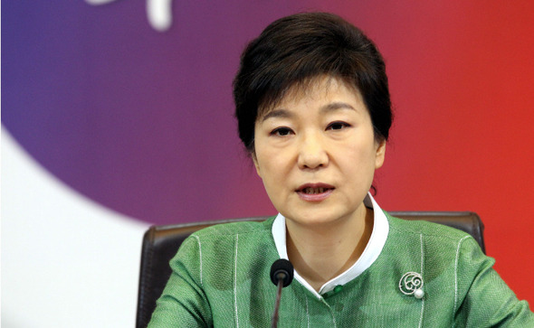 박근혜 대통령과 장관들이 참석한 국무회의가 23일 오전 청와대 세종실에서 열린 가운데 대통령이 모두 발언을 하고 있다. 청와대사진기자단