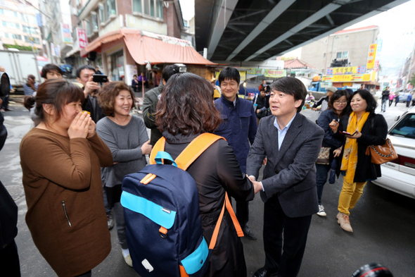 서울 노원병 국회의원 보궐선거에서 당선된 안철수 의원이 25일 오후 상계동에서 주민들에게 당선인사를 하고 있다. 김태형 기자 xogud555@hani.co.kr