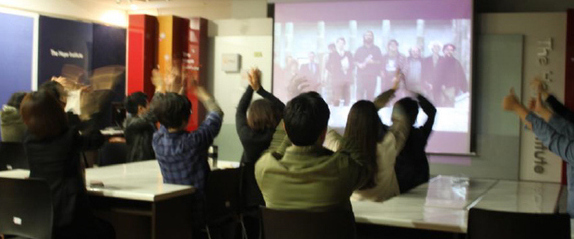 서울 평창동 희망제작소의 연구원들이 22일 이탈리아 정신장애인들의 협동조합을 다룬 ‘위 캔 두 댓!’ 상영이 끝난 뒤 박수갈채와 환호를 보내고 있다.  배리어프리영화위원회 제공