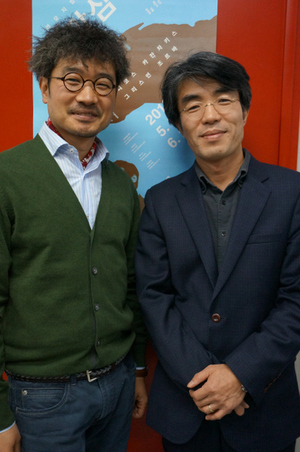 양정웅 연출가(왼쪽)가 “배 작가와 처음 작업하면서 인문학적 깊이가 굉장하다는 것을 느꼈다”고 말하자, 배삼식 작가는 “음악을 다양하게 사용하는 리듬감 있는 공연에 양 연출가가 최적이었다”고 화답했다.