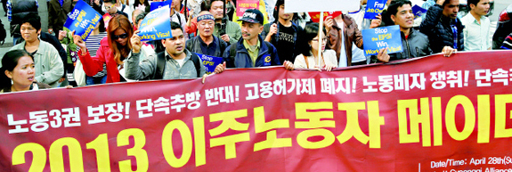 외국인 이주노동자들이 28일 오후 서울 종로 보신각 앞에서 ‘2013 이주노동자 노동절 집회’를 열어 노동 3권 보장과 고용허가제 폐지, 체류기간 연장 보장 등을 요구하며 을지로 국가인권위원회 앞까지 행진하고 있다. 이정아 기자 leej@hani.co.kr