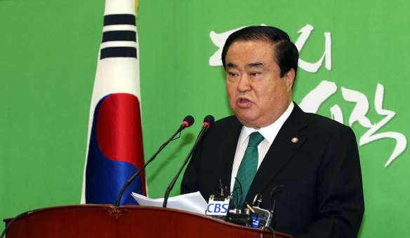 문희상 민주통합당 비상대책위원장이 29일 오전 서울 여의도 국회 당 대표실에서 기자회견을 열어 박근혜 대통령에게 “미국 방문길에 오르기 전 개성공단 문제와 관련해 여야 영수회담을 하자”고 공식 제의하고 있다.  신소영 기자 viator@hani.co.kr