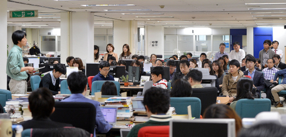 <한국일보> 노조와 기자들이 2일 오전 서울 남대문로 <한국일보> 편집국에서 비상총회를 열어 사쪽의 인사 발령에 대한 대응책을 논의하고 있다. 한국일보 노조 제공