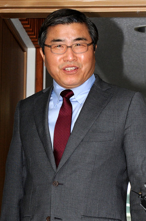 MBC 새 사장으로 선임된 김종국 대전 MBC 사장이 2일 면접을 보기 위해 서울 여의도 방송문화진흥회로 들어서고 있다. 뉴스1