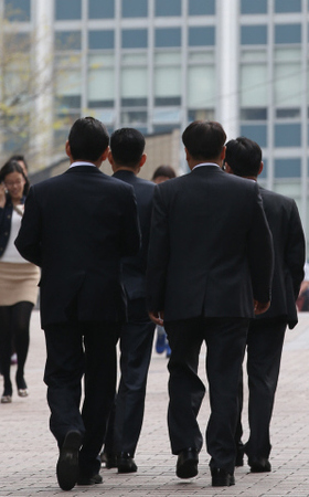 서울 중구 명동 거리에서 정장 차림의 중년 회사원들이 점심 식사를 하기 위해 걸어가고 있다. 이정아 기자 <A href=”mailto:leej@hani.co.kr”>leej@hani.co.kr</A>