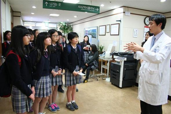 강동경희대병원을 찾아간 아이들이 한 의과대학병원에서 하는 업무에 대해 설명을 듣고 있다.