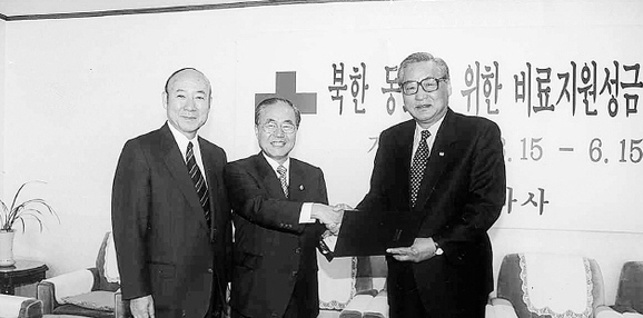 오재식(왼쪽)은 1997년 1월1일 국제구호기구인 한국월드비전 회장으로 취임해 6년간 북한을 비롯한 지구촌의 빈곤 현장을 누볐다. 사진은 99년 5월 김선도(가운데) 월드비전 이사장과 함께 대한적십자사 정원식(오른쪽) 총재를 방문해 북한 비료지원 성금 1억원을 전달하는 모습.   <한겨레> 자료사진