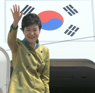 취임 이후 첫 4박6일간의 미국 방문에 나선 박근혜 대통령이 5일 오후 경기도 성남시 서울공항에서 전용기에 올라 손을 들어 인사하고 있다.  강창광 기자 chang@hani.co.kr