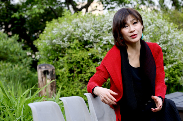 스트린드베리의 3인극 <채권자들>에서 여주인공인 작가 테클라 역을 맡은 연극배우 길해연씨. 그는 테클라를 “음탕하며 무책임해 보이지만 <인형의 집>의 노라를 연상시키는 신념이 뚜렷한 여자”로 해석했다. 이종근 기자 root2@hani.co.kr