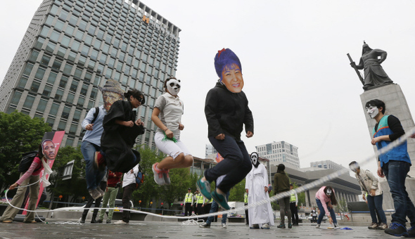 문화연대 회원들이 9일 오후 서울 광화문광장에서 정치인·예술가의 얼굴 가면을 쓴 채 함께 줄넘기를 하는 플래시몹을 하고 있다. 이들은, 대법원이 지난 2010년 한 시민단체의 플래시몹을 정치적 집회로 보고 집회신고를 하지 않은 불법집회로 규정한 판례처럼 정치적 행위와 예술행위를 구분하는 것을 반대하고 ‘표현의 자유’를 보장받기 위해 플래시몹을 기획했다고 밝혔다.  신소영 기자 viator@hani.co.kr