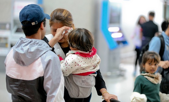 마히아와 엄마 아키가  8일 오후 인천국제공항에서 출국하기 전 아빠와 작별 인사를 하고 있다. 인천공항/김정효 기자 hyopd@hani.co.kr