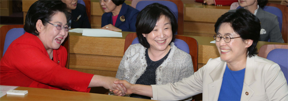 새누리당 중앙여성위원회와 민주당 전국여성위원회가 9일 오후 국회 의원회관에서 연 ‘기초의회 단체장 정당공천제 폐지 긴급토론회’에 참석한 여야 여성 의원들이 인사하고 있다. 앞줄 왼쪽부터 김을동 새누리당 중앙여성위원장, 심상정 진보정의당 의원, 유승희 민주당 전국여성위원장.  이정우 선임기자 <A href="mailto:woo@hani.co.kr">woo@hani.co.kr</A>