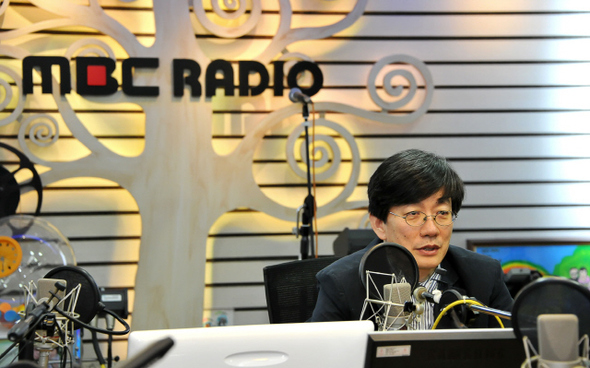 <문화방송>(MBC) 라디오 <손석희의 시선집중> 진행과 성신여대 미디어커뮤니케이션학과 교수를 그만두고 <제이티비시>(JTBC) 보도 부문 사장으로 가는 손석희씨가 10일 아침 마지막 방송을 진행하고 있다.  문화방송 제공