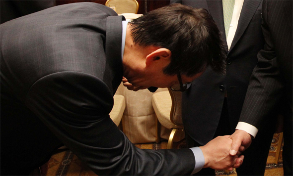 <b>공식 수행 마지막 모습</b> 윤창중 대변인이 8일 오전 미국 순방 중 박근혜 대통령과 수행경제인 오찬에 참석해 누군가와 악수를 하고 있다. 윤 대변인은 이 오찬 모임이 끝난 뒤 박 대통령의 미 의회 연설엔 참석하지 않고 홀로 귀국했다. 워싱턴/강창광 기자 chang@hani.co.kr