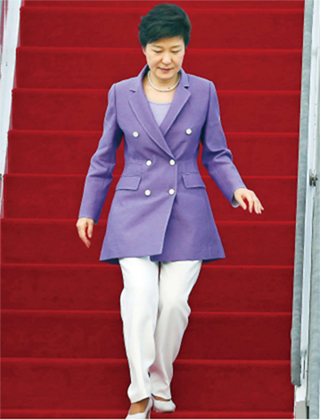 <b>박 대통령 우울한 귀국</b> 4박6일간의 미국 방문을 마친 박근혜 대통령이 10일 오후 경기도 성남시 서울공항에 도착해 전용기에서 내리고 있다. 서울공항/강창광 기자 chang@hani.co.kr
