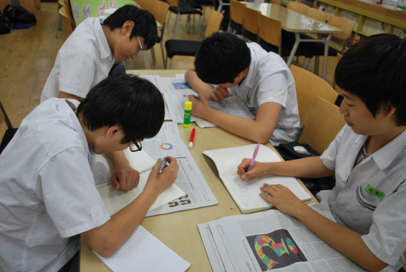 학교 도서관에서 신문 활용 글쓰기 활동을 벌이고 있는 중학생들의 모습.  <한겨레> 자료사진